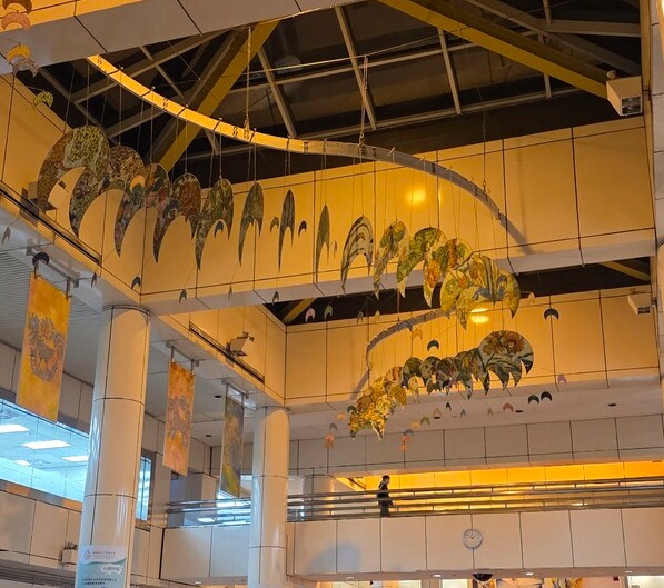 타이베이 시내에 위치한 국립대만대학병원(NTUH) 로비 천장에 설치된 생명의 나무 조형물